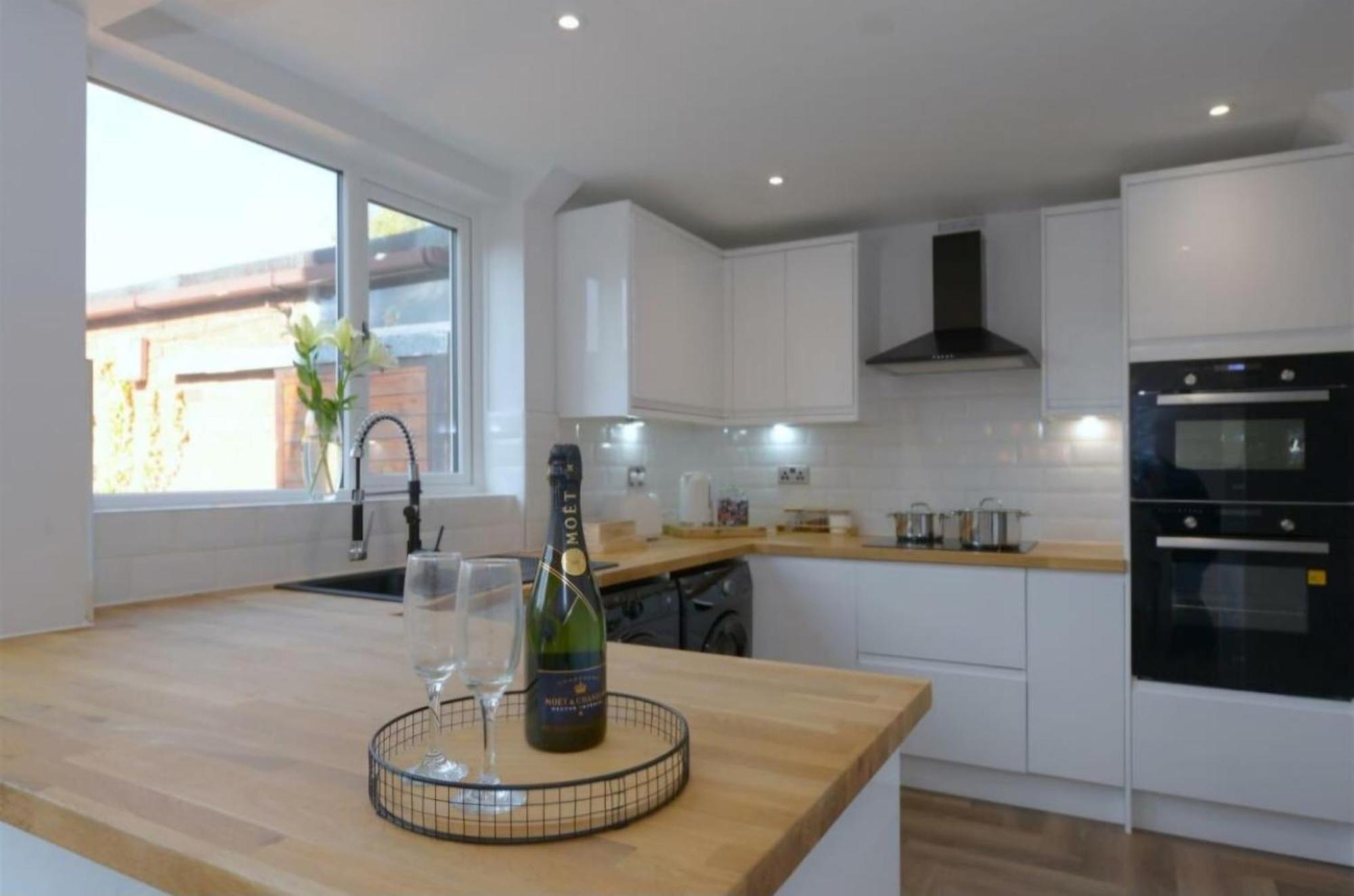 Modern 3 Bedroom Property With Free Driveway Parking By Shire Stays シュルーズベリー エクステリア 写真
