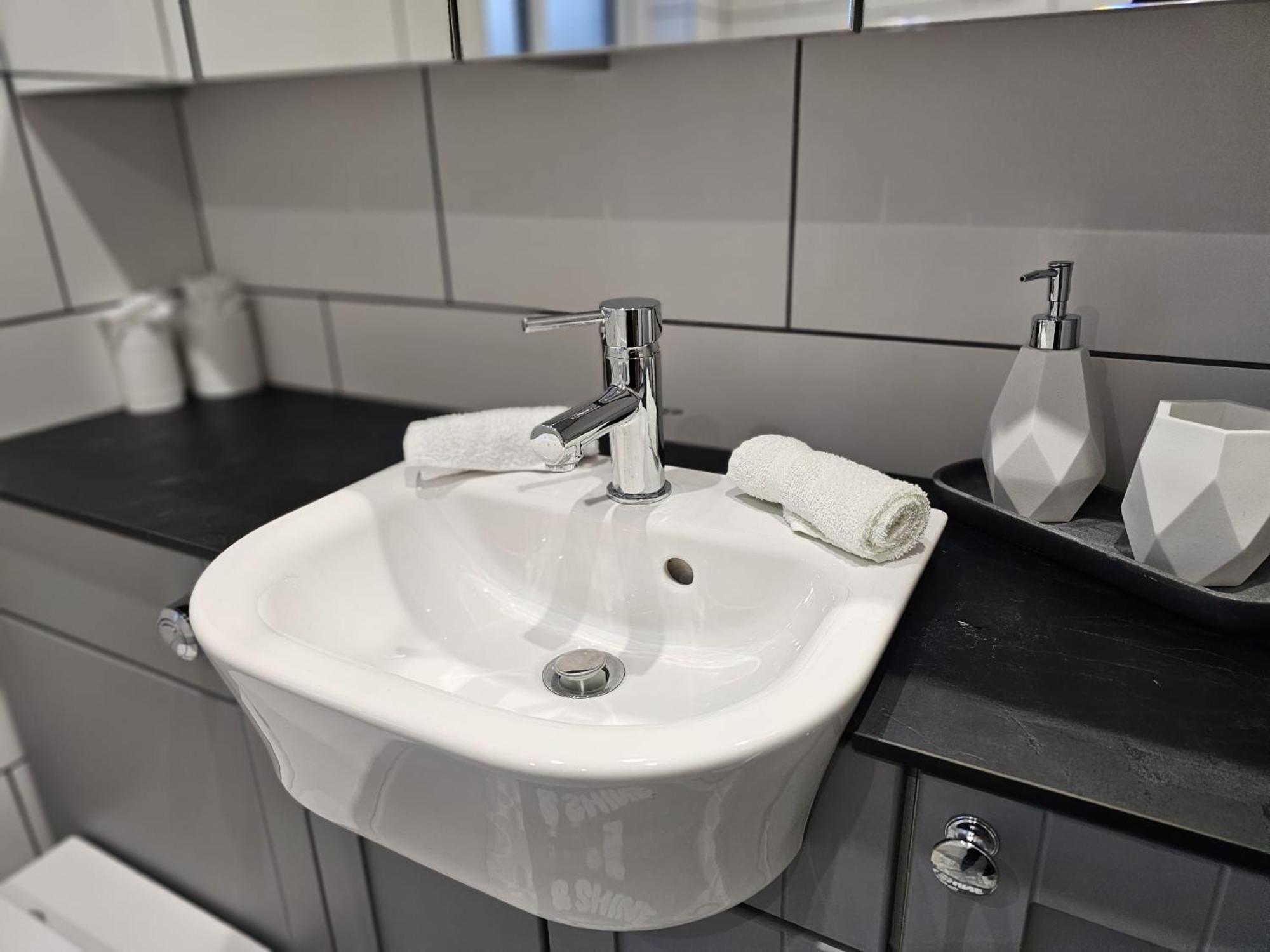 Modern 3 Bedroom Property With Free Driveway Parking By Shire Stays シュルーズベリー エクステリア 写真