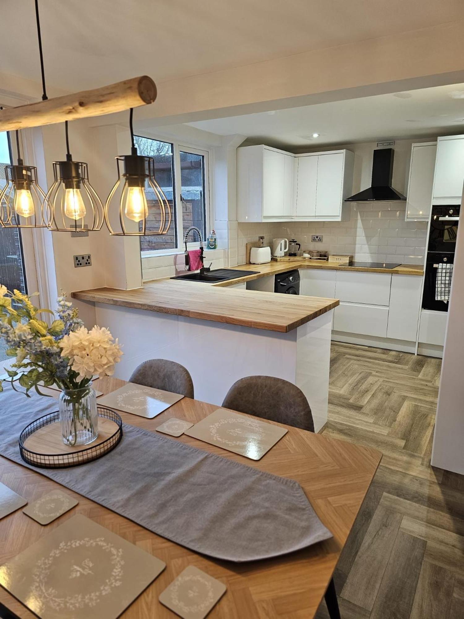 Modern 3 Bedroom Property With Free Driveway Parking By Shire Stays シュルーズベリー エクステリア 写真